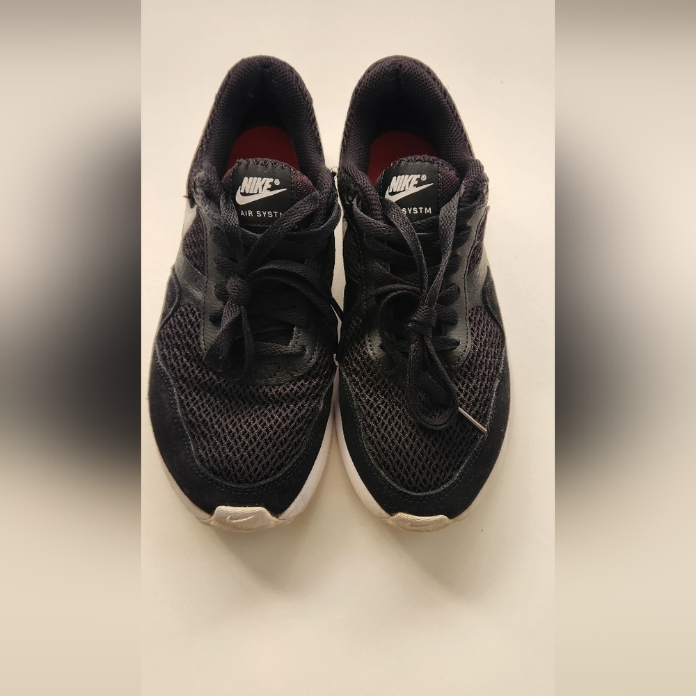 Nike Black and White Air System Sneakers. Size:7.5